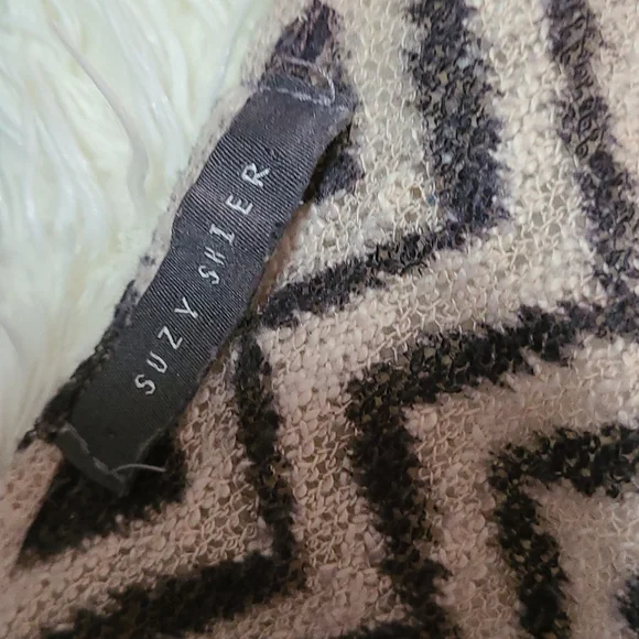 💋3/$25😃  Aztec pattern tank top - Picture 3 of 6